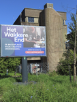 908297 Afbeelding van het billboard 'Het Wakkere End - de broedplaats voor creatieve ondernemers', bij de voormalige ...